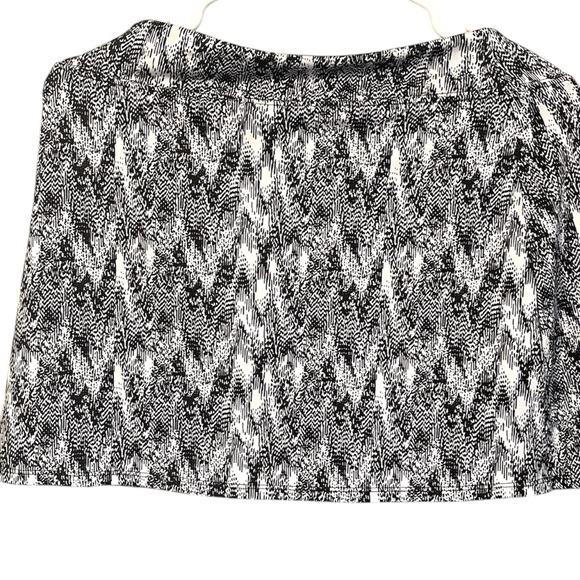 Stylish Black and White Women's skirt - Picture 4 of 11